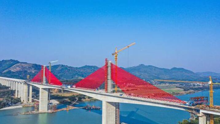 大(da)跨徑公路預(yù)應力混凝土(tu)斜拉橋培森(sēn)柳江特大橋(qiáo)斜拉索施工(gōng)完成