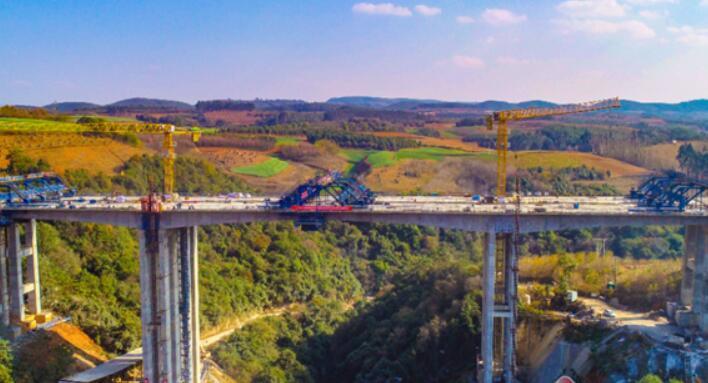 三清高速(su)全線唯一(yī)連續剛構(gou)橋馬蹄河(hé)大橋順利(lì)合龍