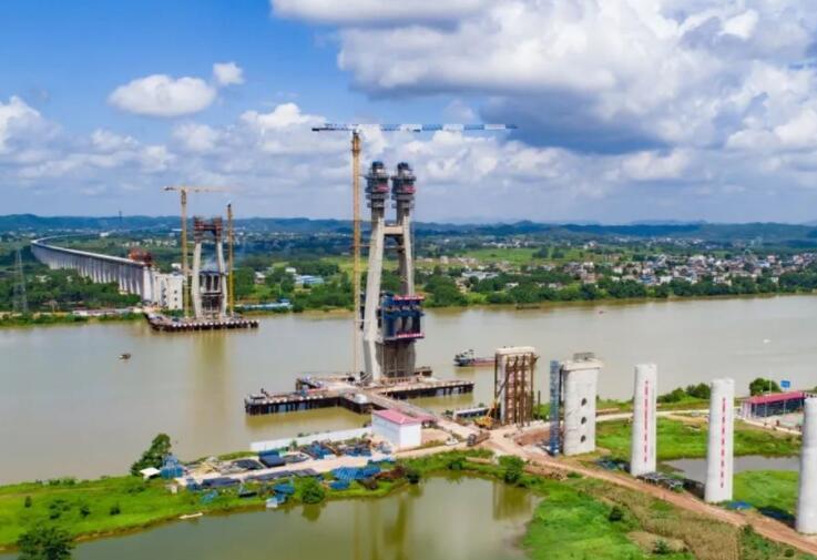 國内高(gāo)速鐵路最大(dà)跨度鋼-混斜(xié)拉橋六景郁(yù)江特大橋首(shǒu)座主塔封頂(dǐng)