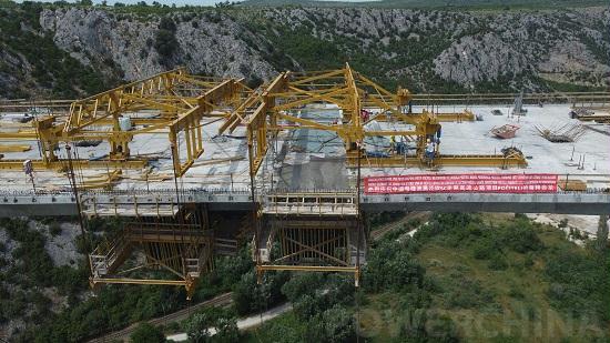 電建市政(zhèng)公司波黑(hēi)泊奇特利(lì)大橋次邊(bian)跨合龍