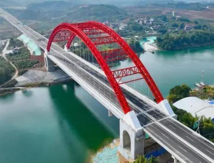 巴馬至田(tian)東高速公(gong)路建成通(tong)車