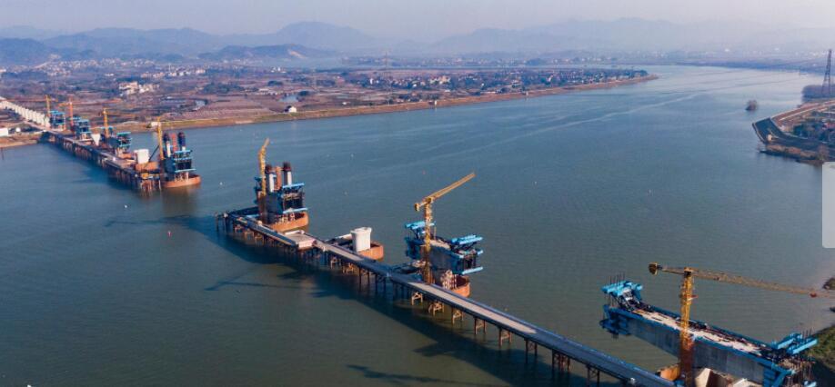 浙江金華(hua)蘭江特大(da)橋進入上(shang)部梁體施(shī)工