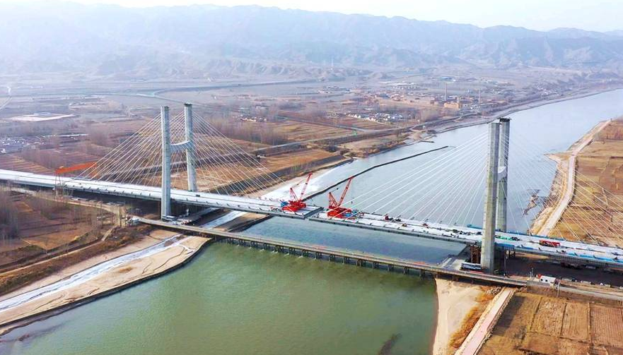 創甯夏四項紀(ji)錄！中衛下河沿黃(huáng)河公路特大橋主(zhǔ)橋順利合龍