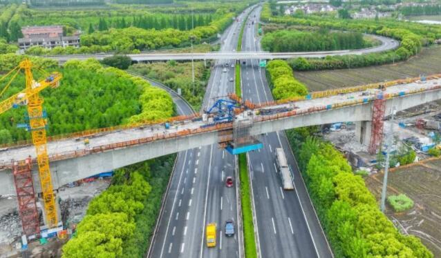 滬蘇湖(hú)鐵路跨G60高速連續(xu)梁合龍