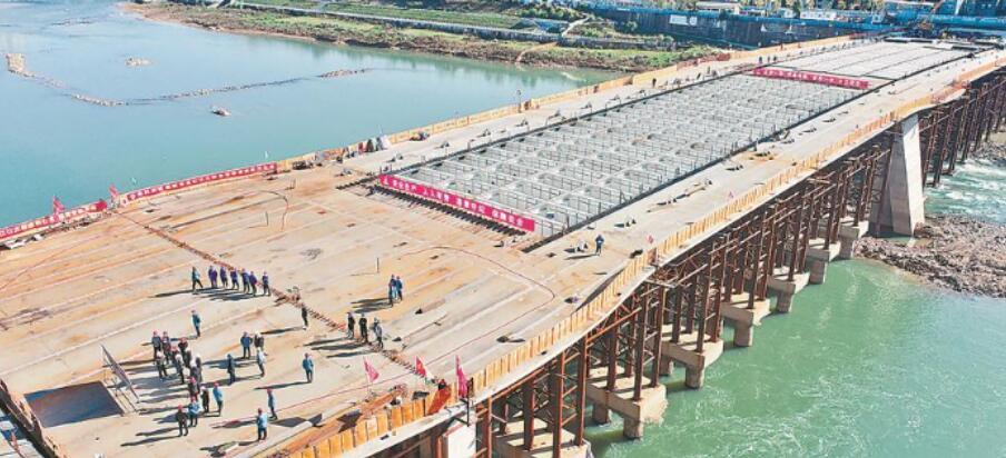 三江口大(da)橋主橋鋼(gang)箱梁正式(shi)合龍