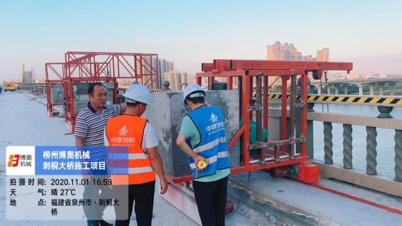 高鐵橋(qiao)梁吊籃施工(gōng)的圖片