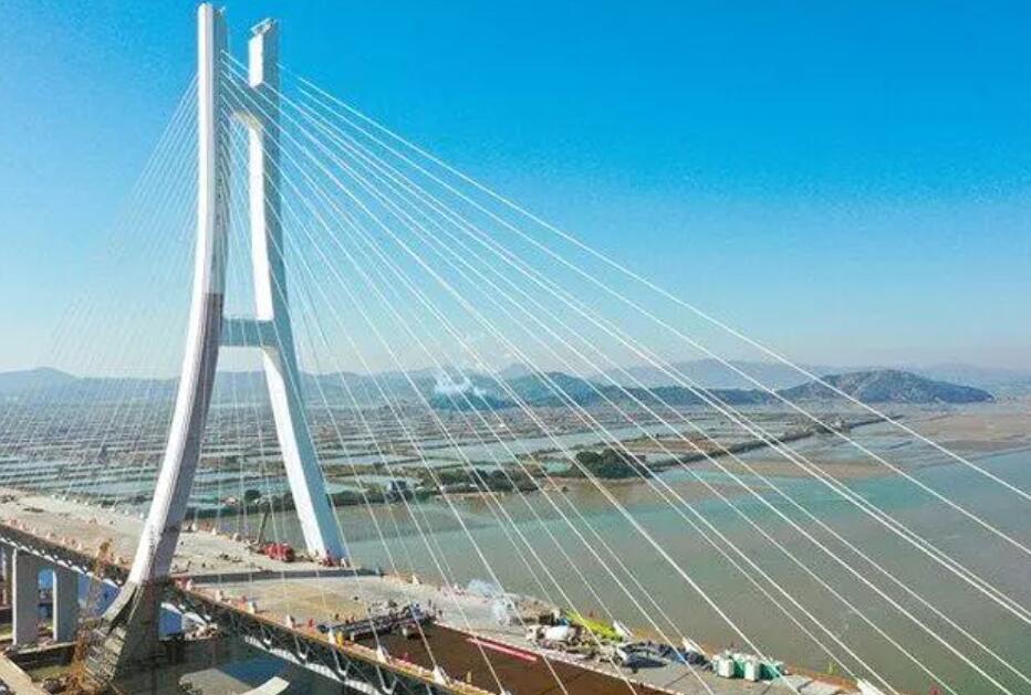 牛田洋特(tè)大橋主橋(qiao)開始橋面(mian)系施工