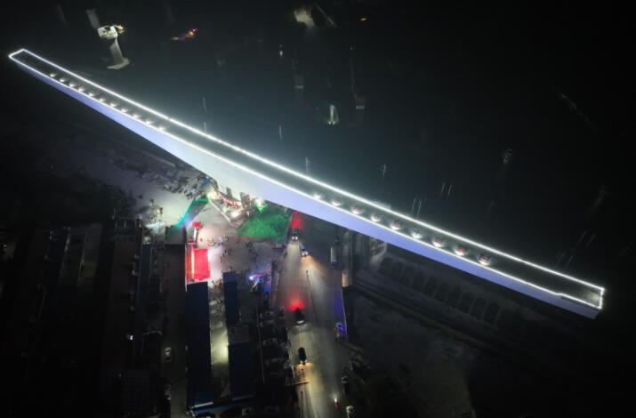 18000噸重233.6米長(zhǎng)！國内跨越高鐵(tie)最大懸臂單線(xiàn)轉體橋轉體成(cheng)功