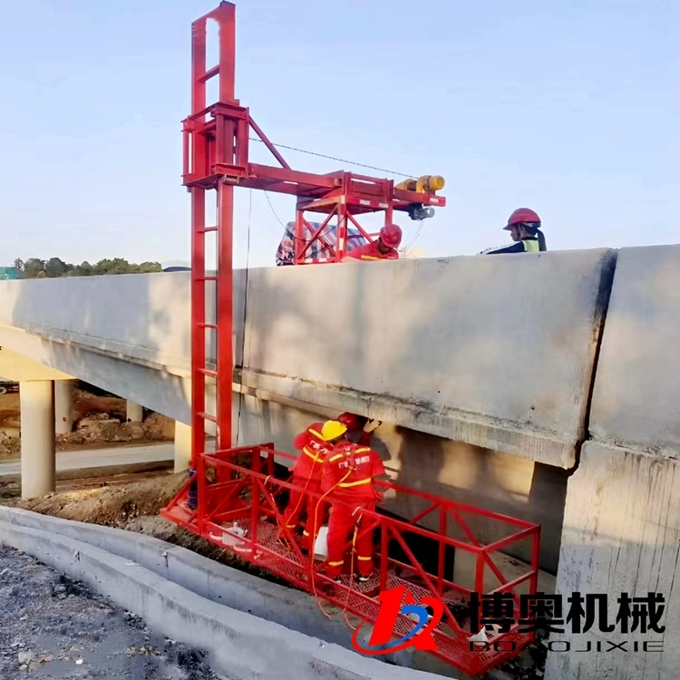 高架橋排水(shuǐ)管道安裝施工電(diàn)動吊籃設備