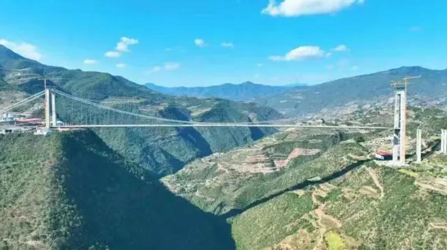 雲南永大(dà)高速江底河(he)大橋主橋合(hé)龍