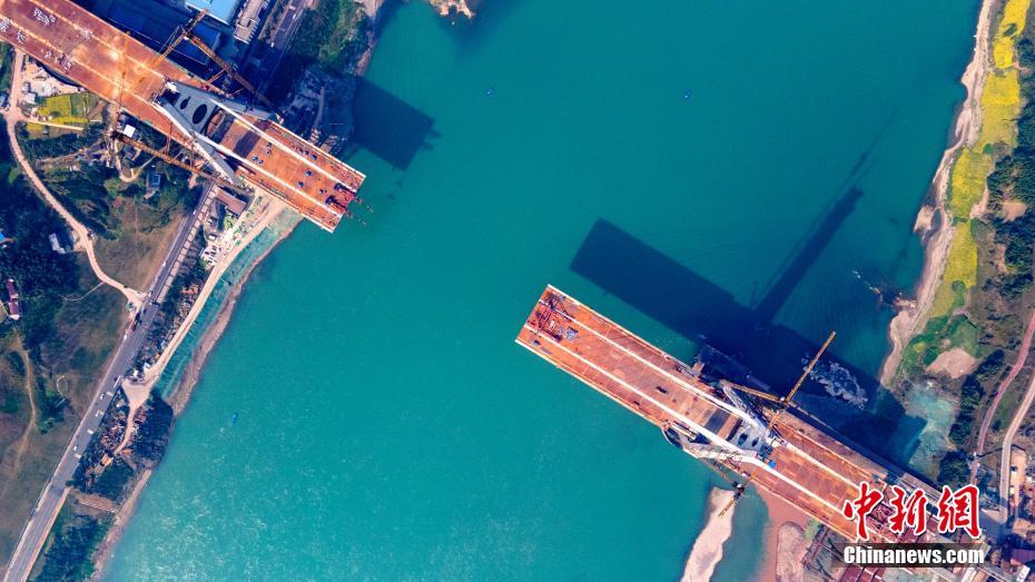 四川宜賓(bin)臨港公鐵(tiě)兩用長江(jiang)大橋加緊(jǐn)鋼箱梁吊(diao)裝施工