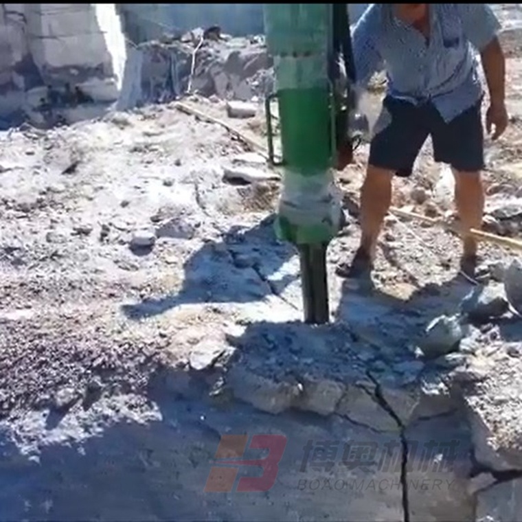 咸阳尔易金属制造集团M20挖改(gai)式機載劈(pī)裂機