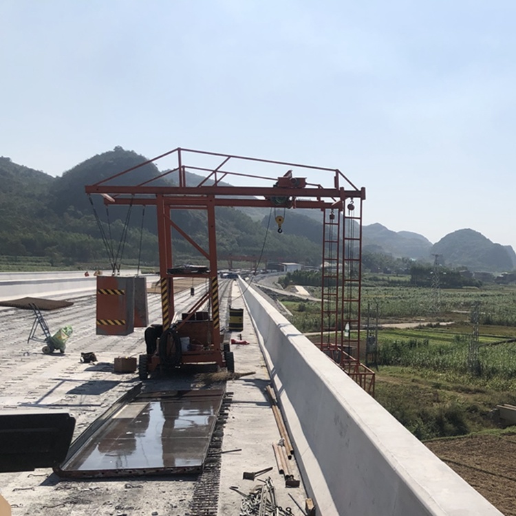 橋梁防撞(zhuàng)牆模闆施工作業(ye)台車
