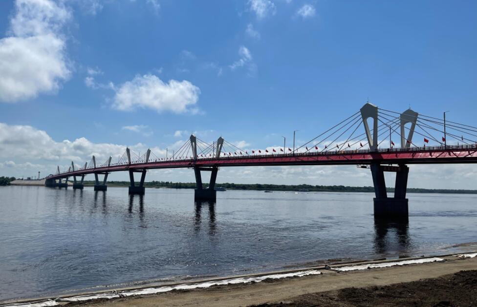 連接(jiē)中國和俄羅斯(si)兩國邊境的黑(hēi)龍江大橋正式(shi)通車