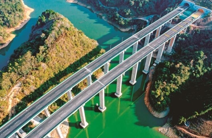 巴馬至平(ping)果高速公(gōng)路提前兩(liǎng)年通車