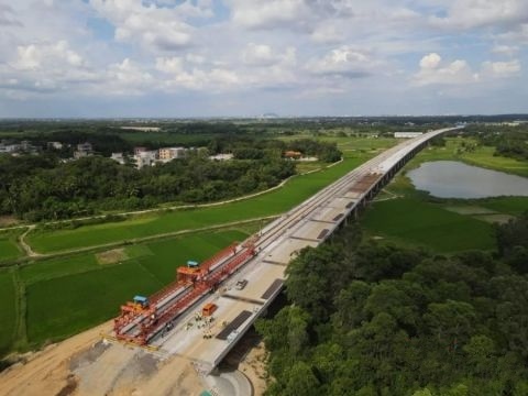 海南文(wén)臨公路龍州(zhou)河特大橋完(wán)成箱梁架設(shè)
