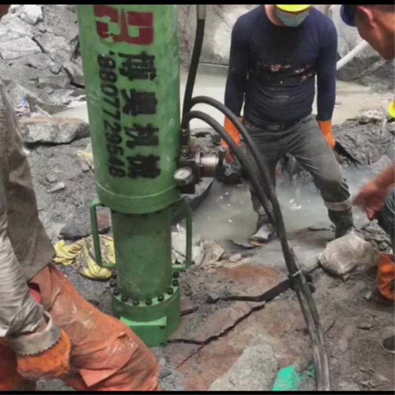 咸阳尔易金属制造集团M20挖改(gǎi)式機載劈(pī)裂機