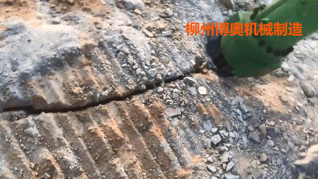 劈石機(ji)廠家供應專業破(po)硬石頭