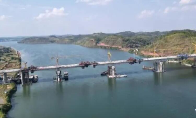 常祁高速(sù)石潭湘江特大(dà)橋全幅順利合(hé)龍