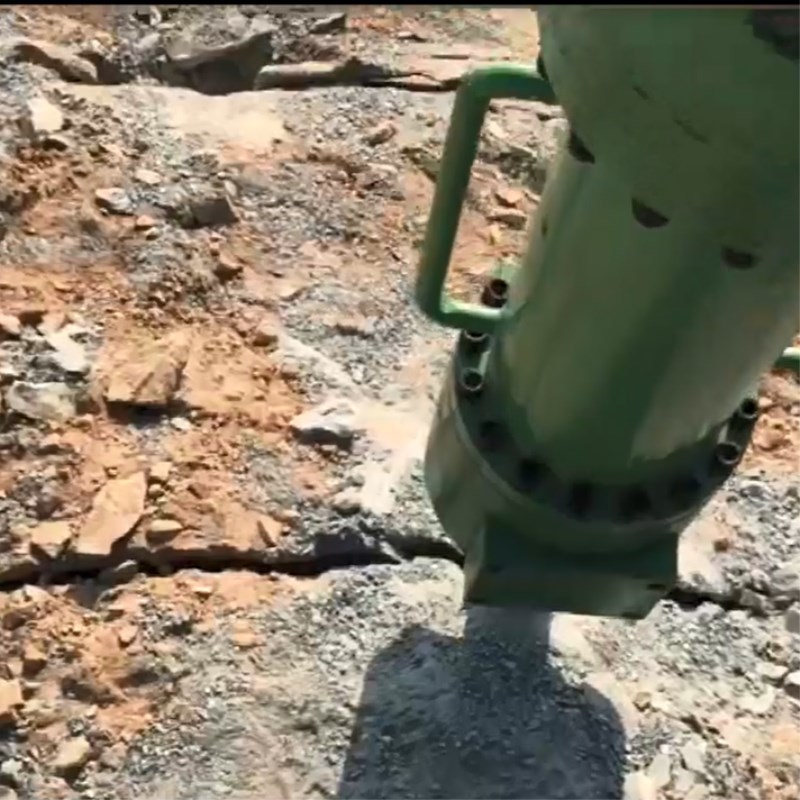 咸阳尔易金属制造集团M20挖改(gǎi)式機載劈(pī)裂機