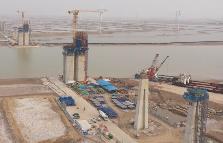 世界第(di)一跨徑梁橋套爾(ěr)河特大橋零号塊(kuài)完成首次澆築