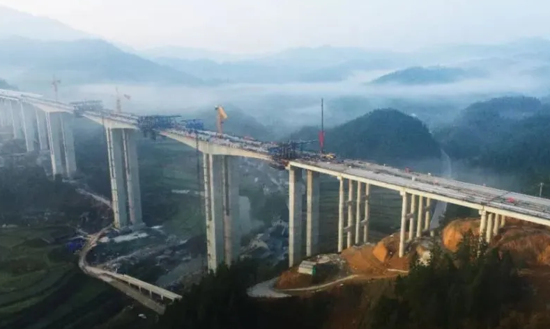 芷銅高(gāo)速公路拖沖特大(dà)橋順利合龍