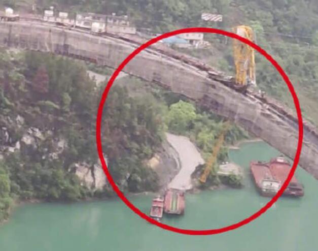 重慶(qìng)一在建大橋塔吊(diao)被撞斷