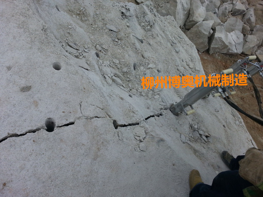 劈石機廠家供應(yīng)專業破硬石頭